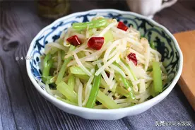 夏天吃芹菜，我从不放肉！加它一起炒，清热消暑，比炒肉强图片