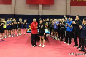 刘国梁生日，“地主家的傻儿子”送鲜花，世界职业联队送签名球衣图片