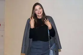 米兰达可儿一身灰色调尽显高级感，不过裤子暴露了她腿有多粗！图片