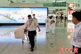 孕妇登机口临盆，幸好在武汉天河机场遇到了他们图片
