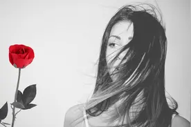 心理学：才发现，那些“桃花运”很好的女性，都是有共同点的图片