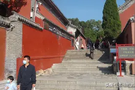 泰安：泰山碧霞元君像两侧配侍2位女神像，她们是谁？什么来历？图片