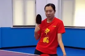 扮猪吃老虎！李晓霞戴口罩对打网红，先让4个球后爆发打懵对手图片