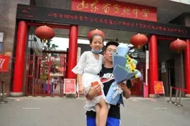哥哥一出考场，一把把前来送花的妹妹抱在肩头，画面太幸福了图片
