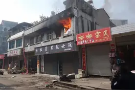 民房起火！蜀黍从火场中救出两个孩子图片