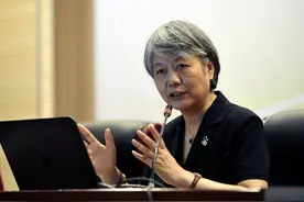 犯罪心理学家：当孩子开始和你“不亲”时，家长们就要当心了图片