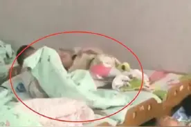 幼儿园“男女混睡”，小男孩一个行为被拍下，家长群分成两派大吵图片