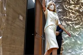 70岁美国第一夫人太会穿！穿金属扣白裙好闪耀，脖子上皮肤松弛了图片