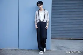 TFBOYS王俊凯倾情帮唱，吊带裤贝雷帽帅气，锡纸烫小辫酷拽图片