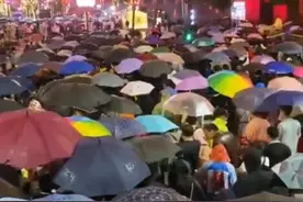 西安游客多到无处下脚，网友：要穿纸尿裤，不然挤不出去图片