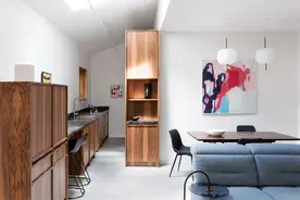 充满自然魅力的家庭住宅，定制的木质家具舒适温暖图片