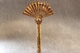 老太太带金钗上鉴宝节目，钗上刻5字，专家大惊失色：您母亲是？图片
