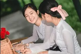 缅甸两位女老师走红网络引争议，你认为老师该是什么样？图片