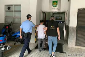 女子遭“咸猪手”袭臀，回头发现色狼对她微笑……图片