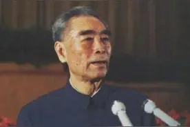 记者故意刁难周总理：为何要用美产钢笔？他的回答让记者一脸羞愧图片