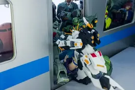 牛高达挤地铁是什么梗？牛高达模型搞笑场景图片