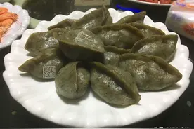 表妹订婚宴请3桌至亲，16道菜一桌只要720元，网友：太地方特色了图片