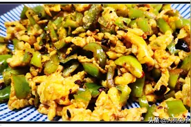 西安人的标配早餐，馍夹青椒炒鸡蛋，玉米粥配小菜图片