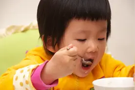 7-36个月孩子，每天“吃不饱”还是“喂多”？看一个信号两个标准图片