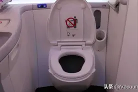 你只知道高铁用上了真空厕所，但你不知道上世纪的厕所，让火车玻璃饱受折磨图片