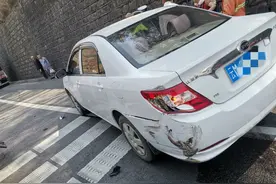 三车连环追尾，保持安全车距至关重要！图片