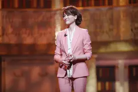 董卿告诉所有女人：爱情中，最重要的不是浪漫，而是这四件事图片