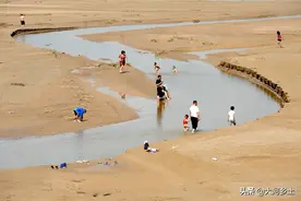 五一假期人们到黄河滩烧烤休闲，离开时带走垃圾，说要给娃做榜样图片