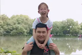 7岁女儿假期和爸爸相聚，离别时的一封信戳中泪点图片