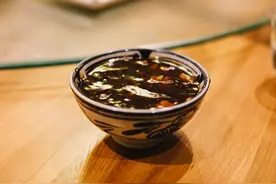 老北京炒肝儿，您会吃吗？不能用勺子，一搅就泄了。要溜边吸着喝图片