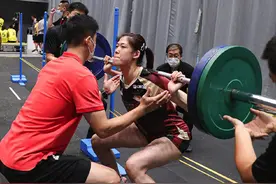女排体测3000米跑，男足：足球测这个没用图片
