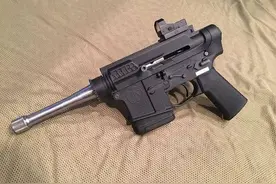 AR15步枪被魔改成手枪会是什么样？这款Solo300体型虽小威力却大图片