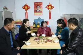 新春走基层丨闺女，你看，副县长、妇联主席来陪妈吃年夜饭啦图片