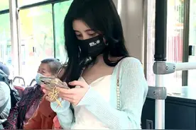 鞠婧祎下班坐公交，身上挎着名牌包包，车内大妈的眼神很真实图片