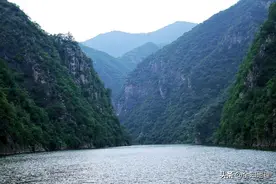 河南三门峡市有一个县，位于豫陕交界处，县城建在狭长的河谷中图片