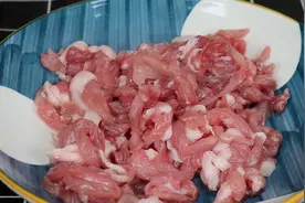 看看五星级酒店大厨的京酱肉丝，好多人第一步就错了，难怪不好吃图片