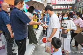 五一小长假，成都春熙路步行街人满为患，真的“报复性消费”了？图片