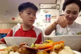 母子俩吃完一碗面，老板直摇头：这妈妈将来能住上养老院就不错了图片