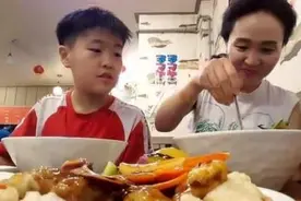 母子俩吃完一碗面，老板直摇头：这妈妈将来能住上养老院就不错了图片