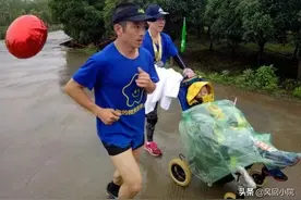 42岁的父亲，5年推着脑瘫儿子跑40多场马拉松：有坚韧叫做父爱图片