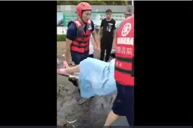 洪水没腰！安徽歙县孕妇临盆：消防武警紧急划艇救援图片
