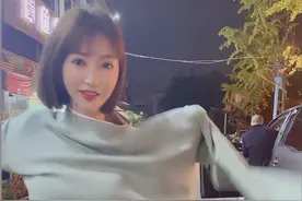 40岁柳岩当街秒换衣，打扮清纯似少女，努力挣钱养家太励志图片