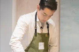 胡歌终于“出山”啦！白衣配短发年轻帅气，185高个子帅过小鲜肉图片