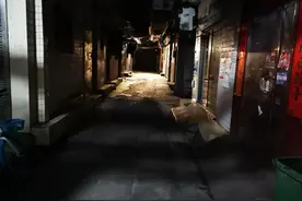 在夜幕之下，她在风中等我图片