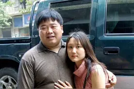 无腿慈善家：他靠双手走出精彩人生，身家上亿，娶1.7米秘书图片