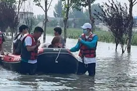 韩红带着王一博作秀，给当地造成麻烦？粉丝和网友吵起来了图片