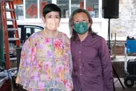 陈可辛为老婆站台，吴君如打扮奢华气场比他还强，梁咏琪粉裙抢镜图片