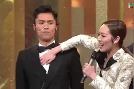 tvb女主持连摸5位男星胸口，手伸进衣服测心跳，网友：辣眼睛图片
