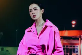 孙艺珍罕见化烟熏妆，浓妆红唇变御姐，撞衫木村光希关晓彤赢太多图片