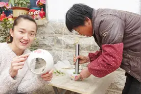 媳妇嗓子疼，农村小伙如何哄她喝下蛤蟆草汁？这一招真管用视频封面