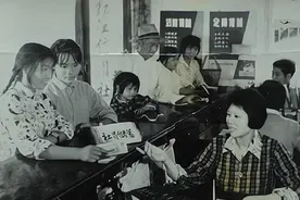 60年代“悬案”：女会计携全厂工资消失，21年后在水泥地里发现图片